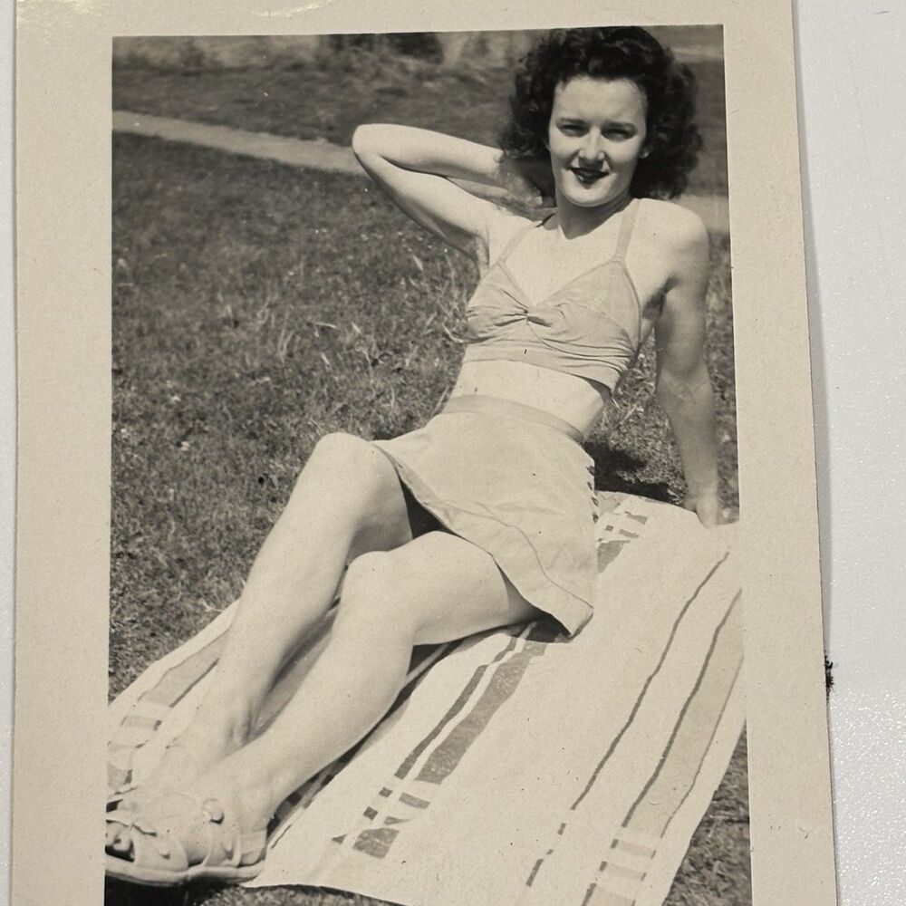 Vintage Photo Beautiful Long Legs Woman 1945 Swimsuit Snapshot Pinup Pretty Pose